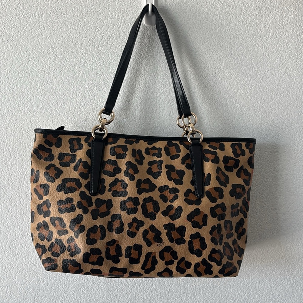 🔥 *Spotlight Stealer* Coach Gallery Bag
~ Leopard Print Posh Perfection! - Picture 15 of 16
